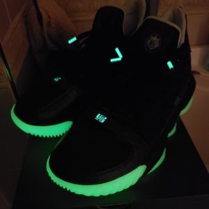 Nike Lebron 16 Low Glow